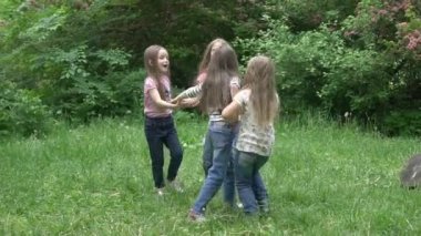 Dış Çemberde Elele Tutuşan Kızlar Grubu - Birlik, Arkadaşlık