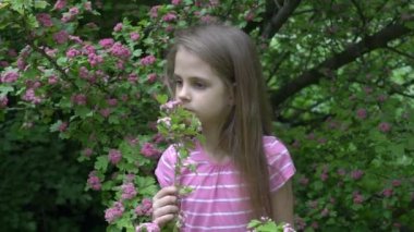 Slow Motion Sevimli kız Park 'ta güneşli bir bahar gününün tadını çıkarıyor. 