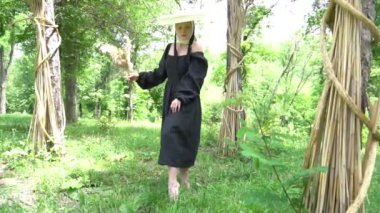 Slow Motion Girl, kuru bitkilerde yaz elbisesi giymiş.