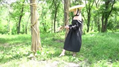 Slow Motion Carefree kadın dışarıda poz veriyor. 