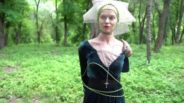 Yavaş Hareket Bağlı Kadın Shibari tarzında