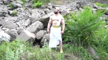 Kadim Tanrı Zeus 'un Kaslı Yaşayan Heykeli