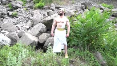 Ağaçların ve sarmaşıkların Arkaplanındaki Yavaş Hareket Yunan Tanrısı