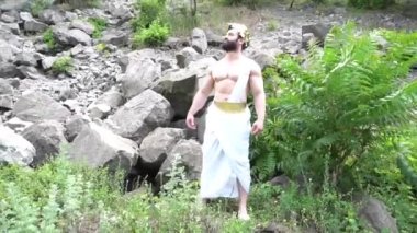 Kadim Tanrı Zeus 'un Kaslı Yaşayan Heykeli