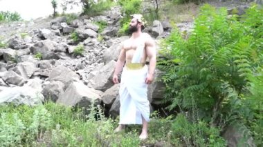 Ağaçların ve sarmaşıkların Arkaplanındaki Yavaş Hareket Yunan Tanrısı