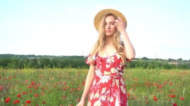 Haşhaş tarlasında gülümseyen genç kadın