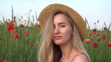 Haşhaş ve buğday tarlasında Yavaş Hareketli Kız. afyon içinde açık hava portresi