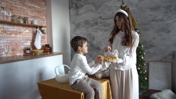 Alegre Niño Madre Riendo Comiendo Pastel Navidad — Vídeos de Stock