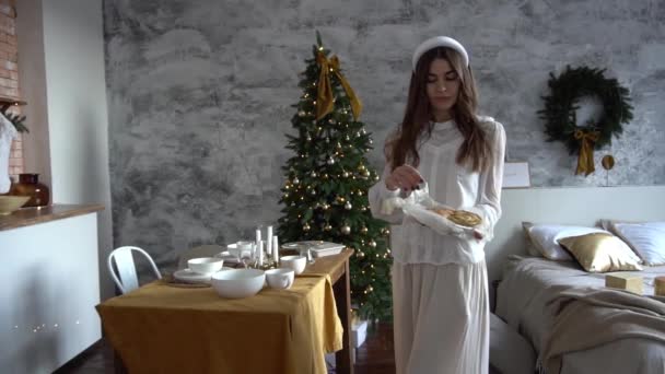 Yavaş Hareket Eden Küçük Çocuk Annesi Gülüyor Noel Pastası Yiyorlar — Stok video