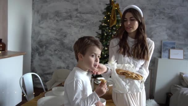 Slow Motion Feliz Madre Divertida Hijo Con Galletas Navidad — Vídeos de Stock