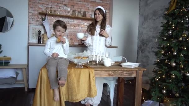 Slow Motion Felice Madre Divertente Figlio Bambino Con Biscotti Natale — Video Stock