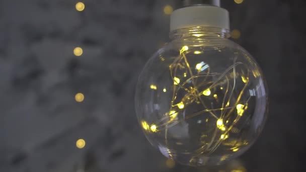 Una Grande Lampadina Vetro Con Luce Dalla Ghirlanda All Interno — Video Stock