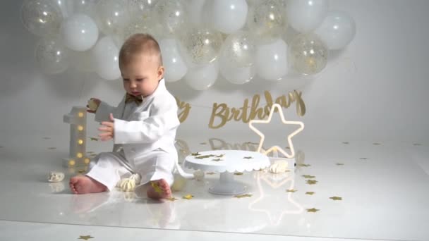 Mały Dżentelmen Kostiumie Impreza Dla Dzieci Balonami Urodziny — Wideo stockowe
