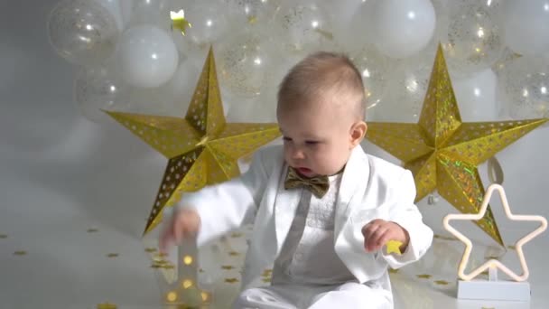 Beyaz Elbiseli Çocuk Doğum Günü Partisinde Balonlu Altın Yıldızlı — Stok video