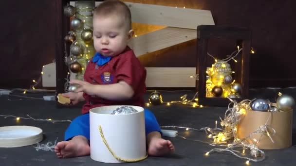 Küçük Çocuk Noel Hediye Kutuları Ile Katta Oturan — Stok video