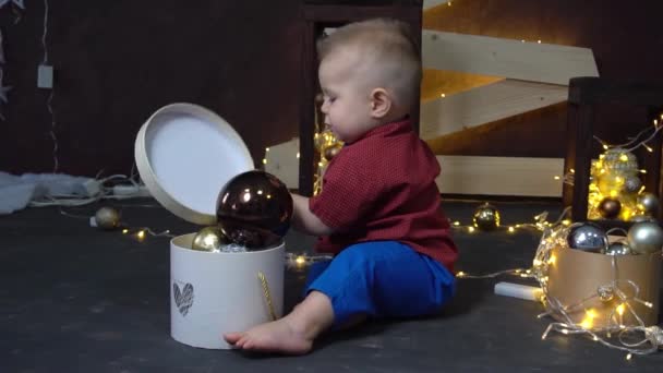 Retrato Niño Pequeño Cámara Lenta Para Las Vacaciones Año Nuevo — Vídeos de Stock