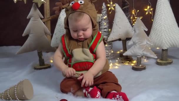 Bebê Recém Nascido Bonito Traje Veado Natal — Vídeo de Stock