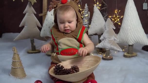 Pomalý Pohyb Roztomilý Chlapeček Nosil Vánoční Oblečení Doma — Stock video