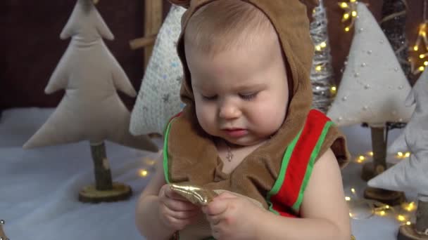 Slow Motion Noel Arkaplanındaki Komik Geyik Kostümü Içindeki Sevimli Oğlan — Stok video