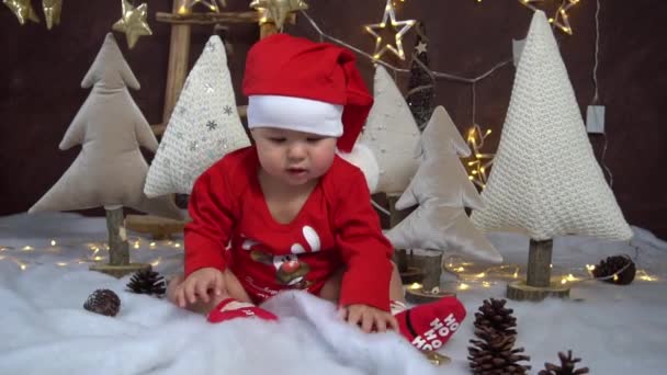 Menino Lindo Com Traje Pai Natal Celebração Natal Ano Novo — Vídeo de Stock