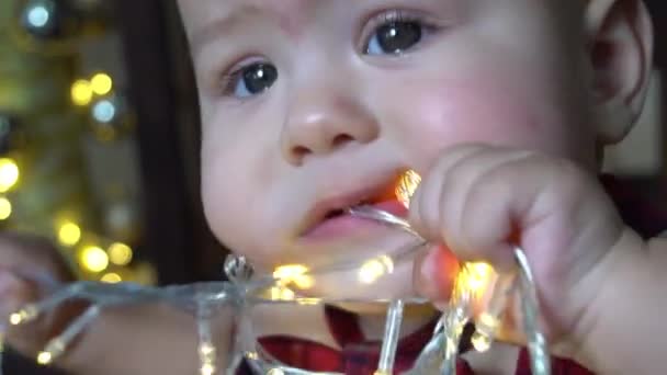 Brincadeira Bebê Com Luzes Natal Relâmpago Fundo — Vídeo de Stock