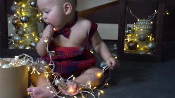 Movimento Lento Bebê Brincando Com Emaranhado Festivo Natal Luzes Fadas — Vídeo de Stock