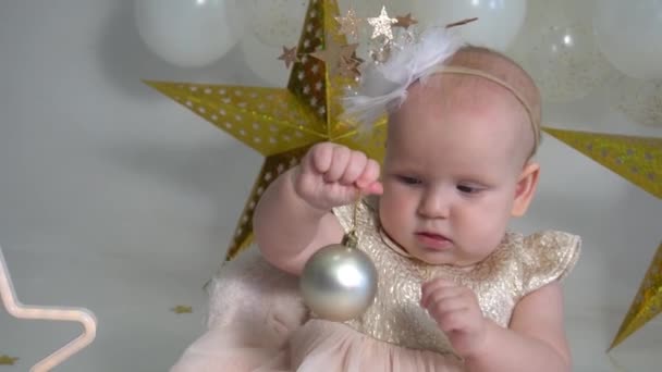 神奇的圣诞贺卡 上面有一个可爱的小女孩 戴着金光闪闪的星星花环 — 图库视频影像