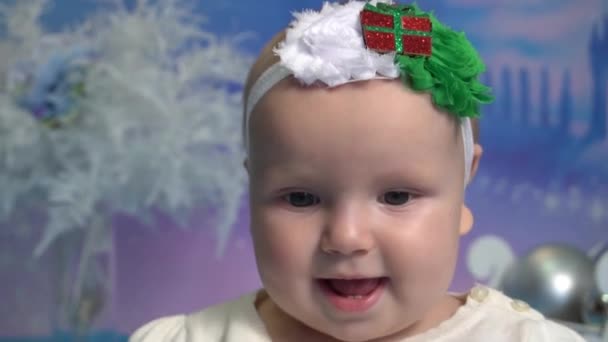 Mooi Meisje Bijna Versierd Kerstmis Gelukkig Nieuwjaar Portret Van Een — Stockvideo