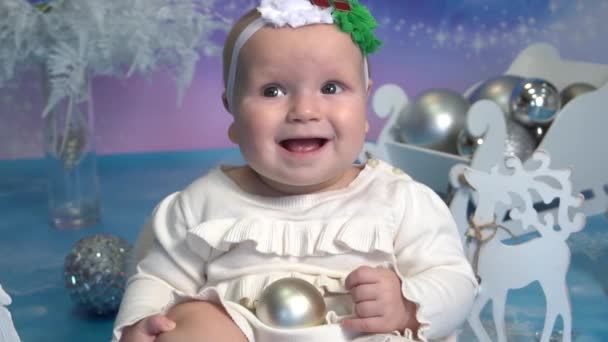 Bebé Cámara Lenta Vestido Blanco Navidad — Vídeos de Stock