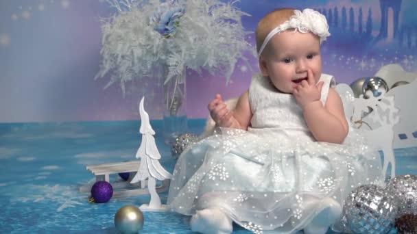 Charmant Klein Baby Meisje Zitten Buurt Van Witte Kerstboom Blauwe — Stockvideo