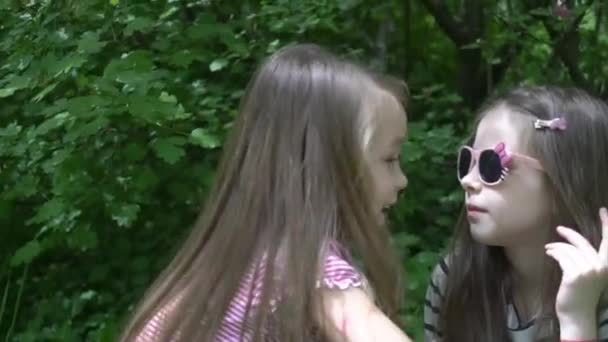 Twee Gelukkige Meisje Vriendinnen Spelen Samen Lente Zomer Park — Stockvideo