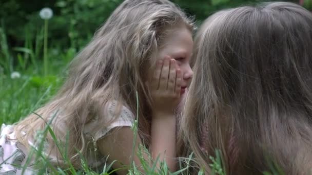 Slow Motion Grubu Parkta Oynayan Bir Grup Neşeli Kız Çocuk — Stok video
