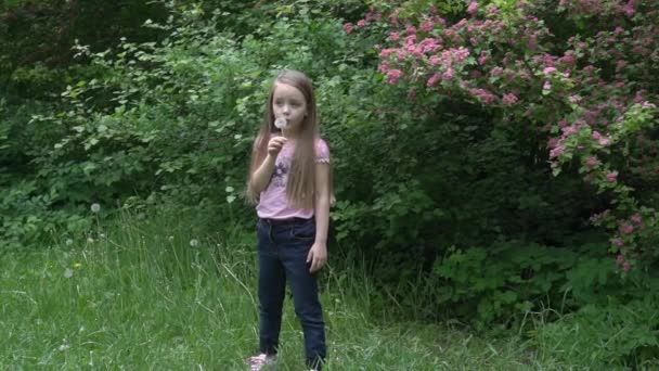 Slow Motion Fille Dans Parc Arbres Fleurs Avec Fleurs Blanches — Video