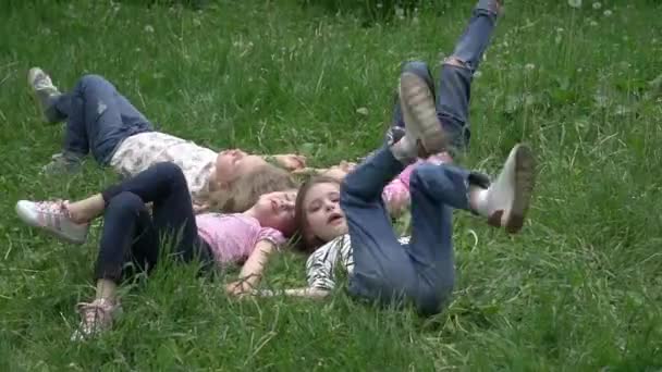 Les Filles Couchées Sur Herbe Été Levant Les Jambes — Video