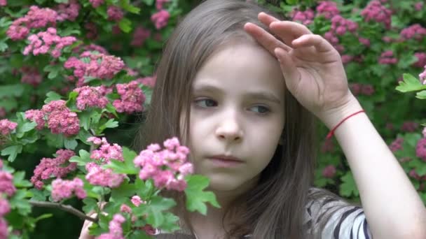 Slow Motion Cute Little Girl Parku Wiosennym Pobliżu Lilii — Wideo stockowe