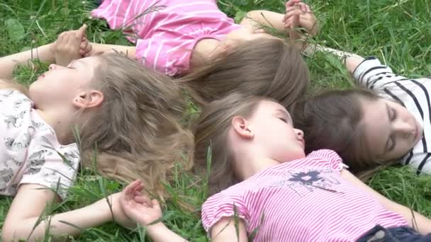 Dziewczyny Leżące Razem Mchu Letnim Lesie Cieszące Się Letnimi Wakacjami — Wideo stockowe