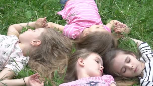 Slow Motion Szczęśliwa Grupa Dziewcząt Leżących Zielonej Trawie — Wideo stockowe