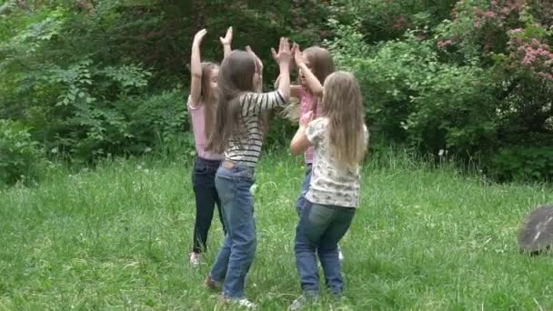 Movimento Lento Meninas Felizes Amigos Jogar Roundelay Ficar Círculo Parque — Vídeo de Stock