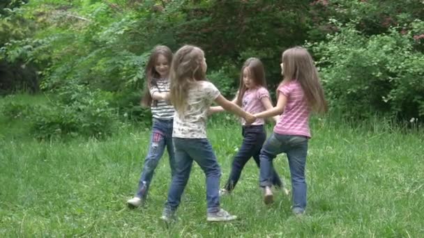 Slow Motion Vier Mädchen Tanzen Händchenhaltend Auf Dem Rasenplatz — Stockvideo