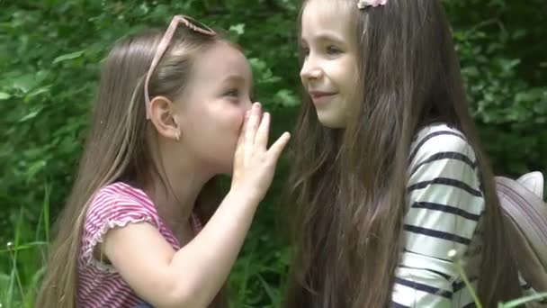 Dos Dulces Hermanas Verano Contando Secretos — Vídeos de Stock