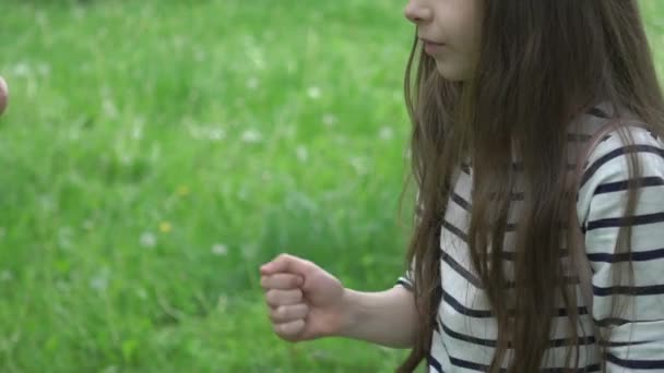 Дівчата Повільного Руху Грають Рок Паперові Ножиці Під Час Піших — стокове відео