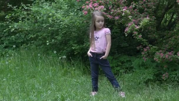 Ragazza Bambina Emotiva Nel Giardino Primaverile Fiorito — Video Stock