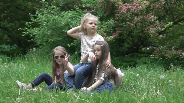 Група Дітей Посміхається Розважається Лежить Зеленому Газоні Дитяче Дозвілля — стокове відео