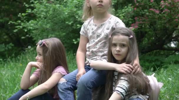 Söta Barn Flickor Leker Tillsammans Parken — Stockvideo