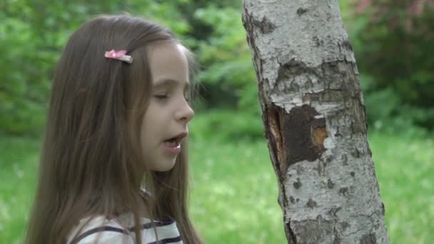 Slow Motion Felice Bambino Sorridente Che Gioca Nel Parco — Video Stock