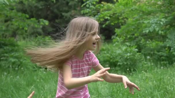 Dança Lenta Feliz Meninas Juntos Natureza — Vídeo de Stock