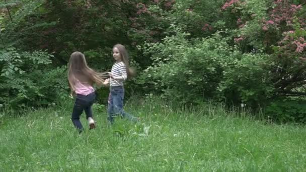 Slow Motion Glada Leende Elementära Flickor Som Springer Sommarparken — Stockvideo