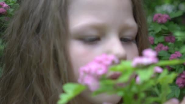 Slow Motion Child Disfrutando Spring Blooming Park — Vídeos de Stock