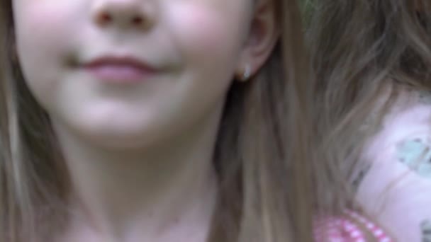 Slow Motion Kid Tittar Blomma Vårparken — Stockvideo
