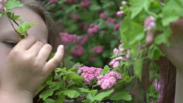 Slow Motion Szczęśliwa Dziewczynka Wiosennym Kwiecie — Wideo stockowe